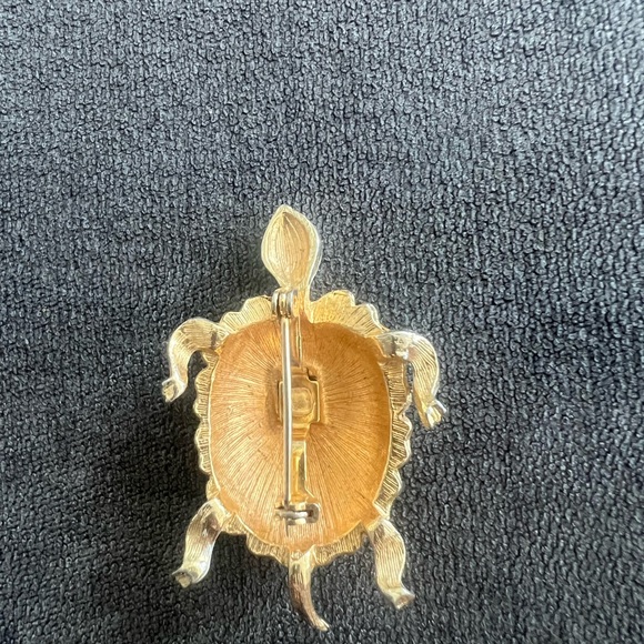 Vintage turtle pin - Picture 2 of 3